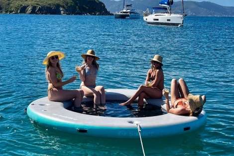 Review img # 8 of the yacht PERPETUAL BLUE