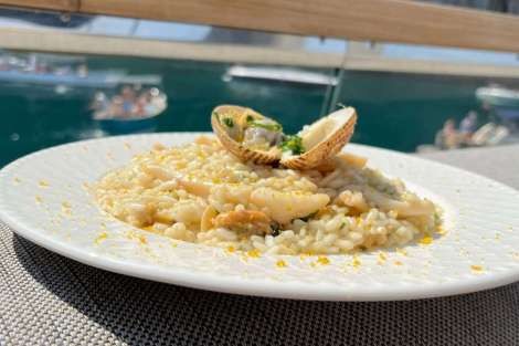 Review img # 2 of the yacht Resilience