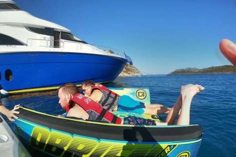 Review img # 19 of the yacht TOP SHELF