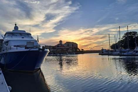 Review img # 31 of the yacht TOP SHELF