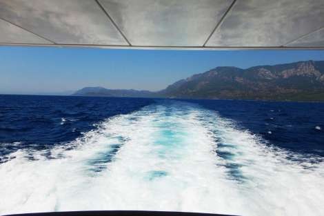 Review img # 35 of the yacht TOP SHELF